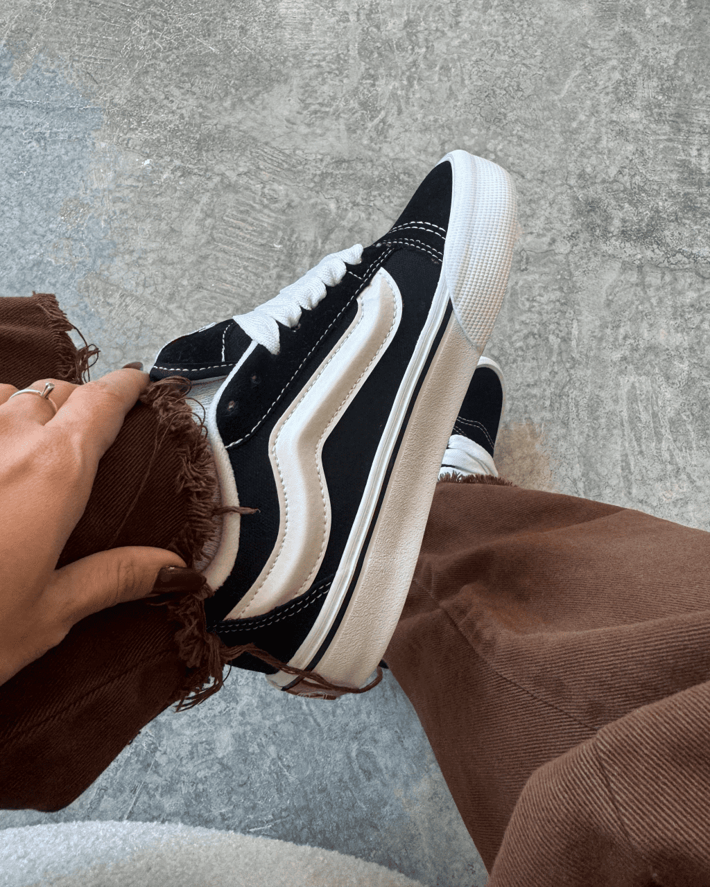 Tênis Knu Skool Preto e Branco Feminino em Camurça com Sola Waffle