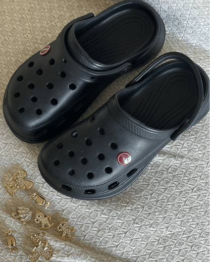 Chinelo Babuche Preto com Charms Dourados Removíveis