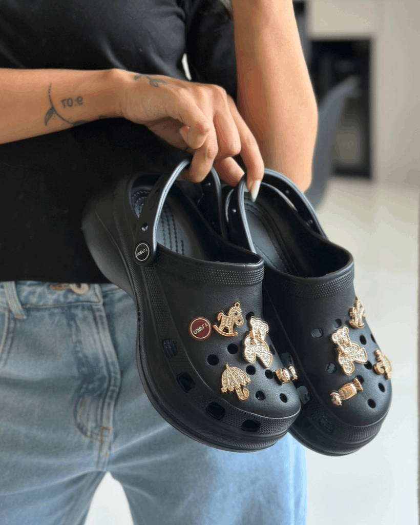 Chinelo Babuche Preto com Charms Dourados Removíveis