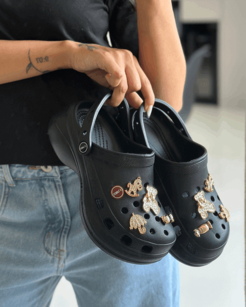 Chinelo Babuche Preto com Charms Dourados Removíveis