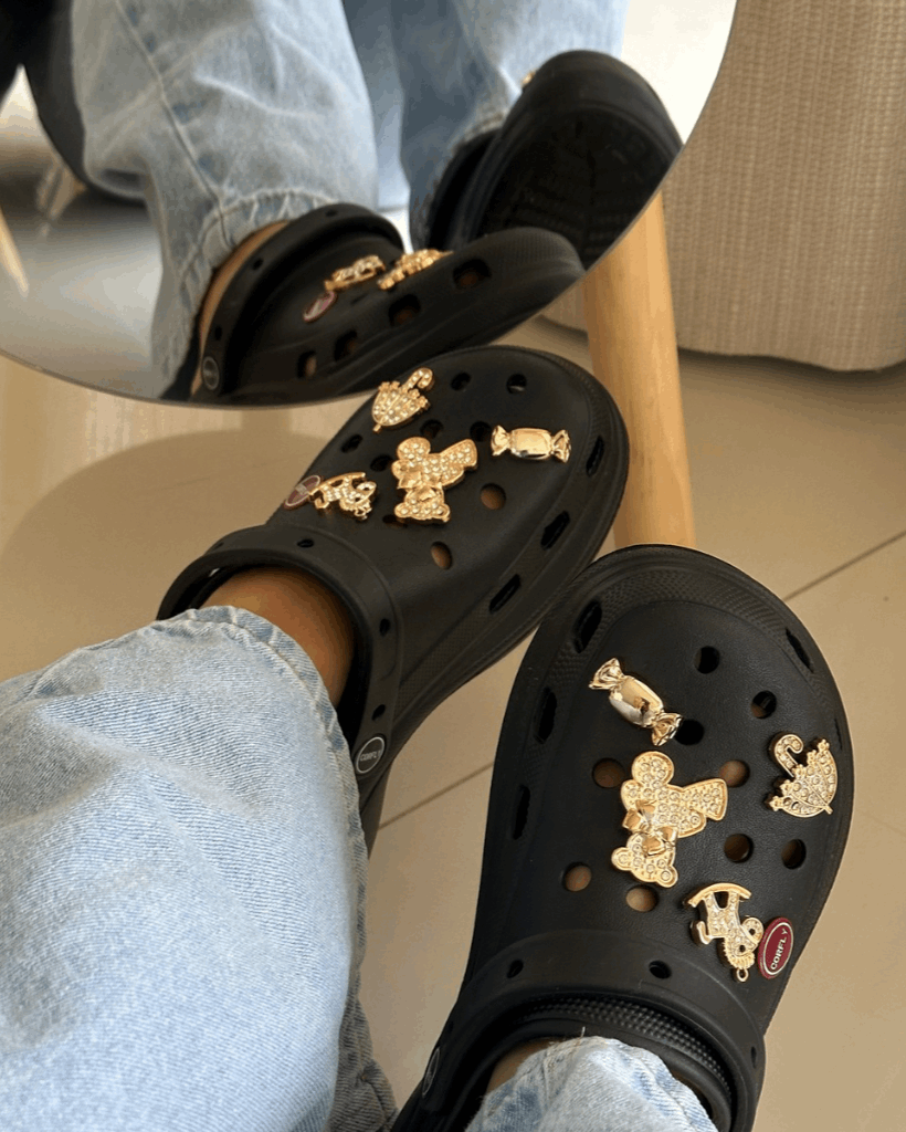 Chinelo Babuche Preto com Charms Dourados Removíveis