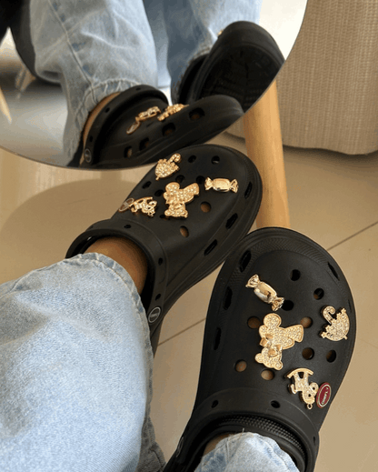 Chinelo Babuche Preto com Charms Dourados Removíveis