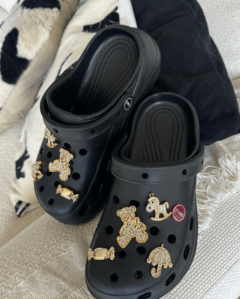 Chinelo Babuche Preto com Charms Dourados Removíveis
