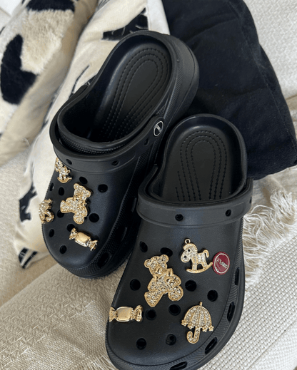 Chinelo Babuche Preto com Charms Dourados Removíveis