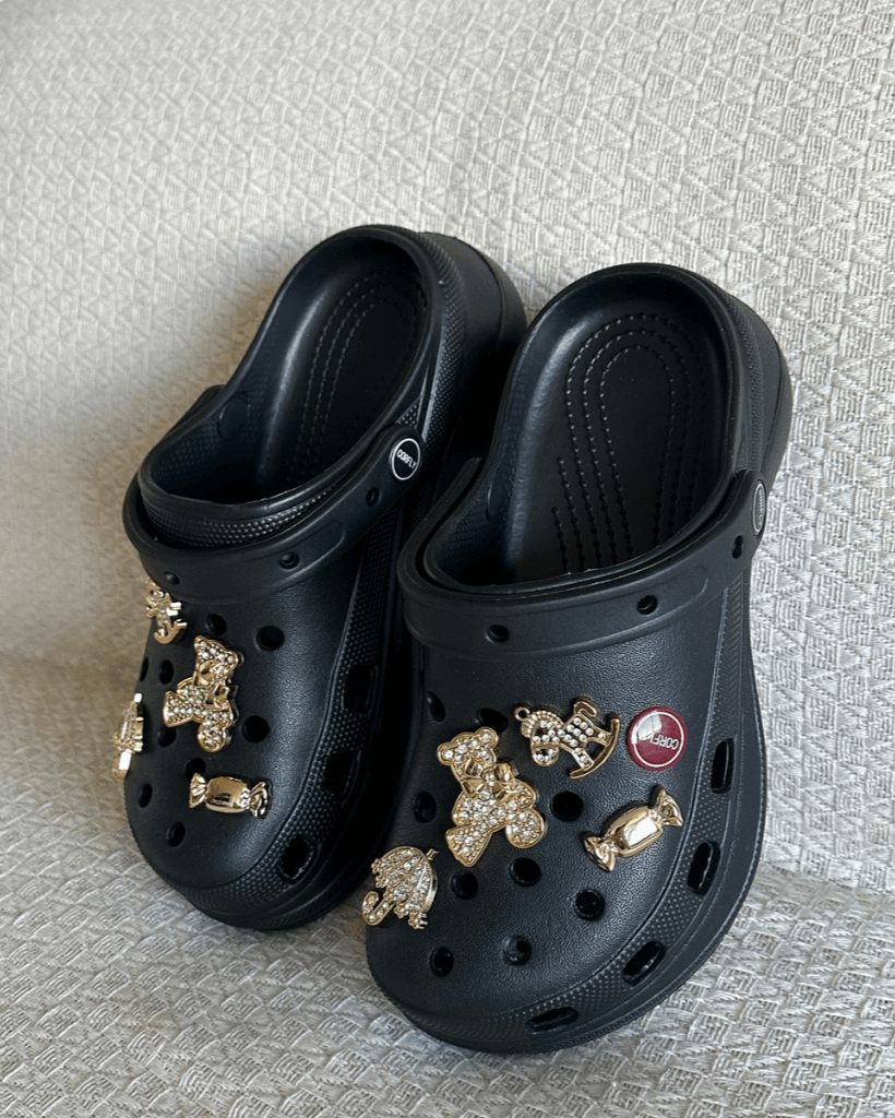 Chinelo Babuche Preto com Charms Dourados Removíveis