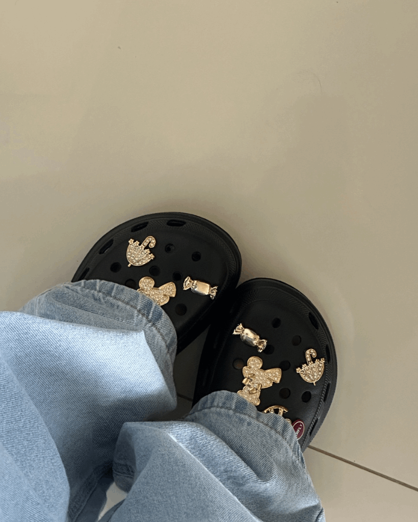 Chinelo Babuche Preto com Charms Dourados Removíveis