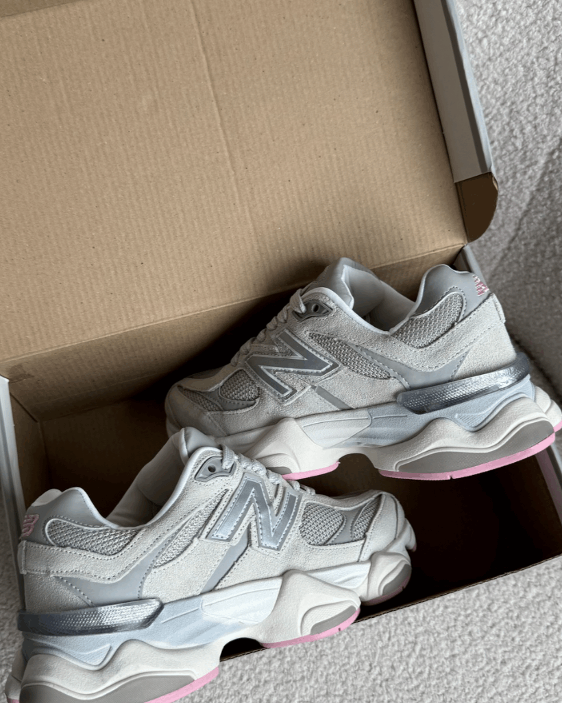 Tênis NB 9060 cinza feminino em camurça com solado anatômico rosa