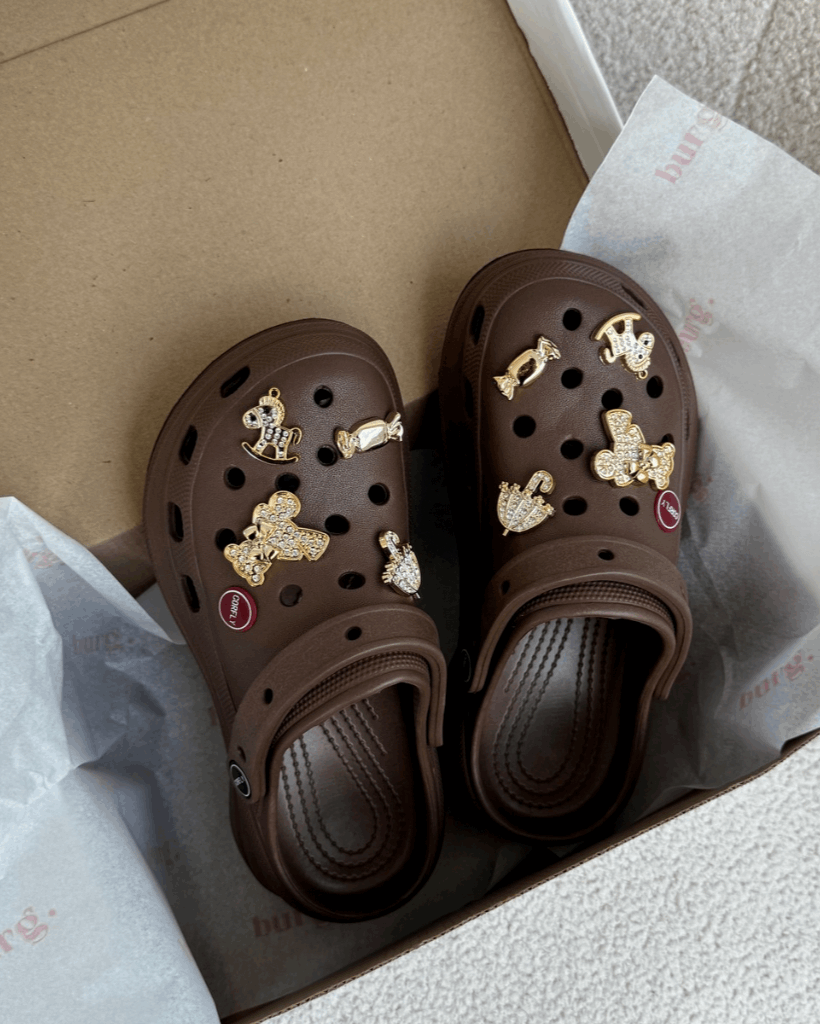 Chinelo Babuche Marrom com Charms Dourados Removíveis