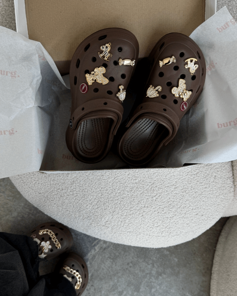 Chinelo Babuche Marrom com Charms Dourados Removíveis