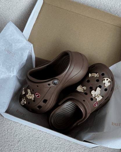 Chinelo Babuche Marrom com Charms Dourados Removíveis