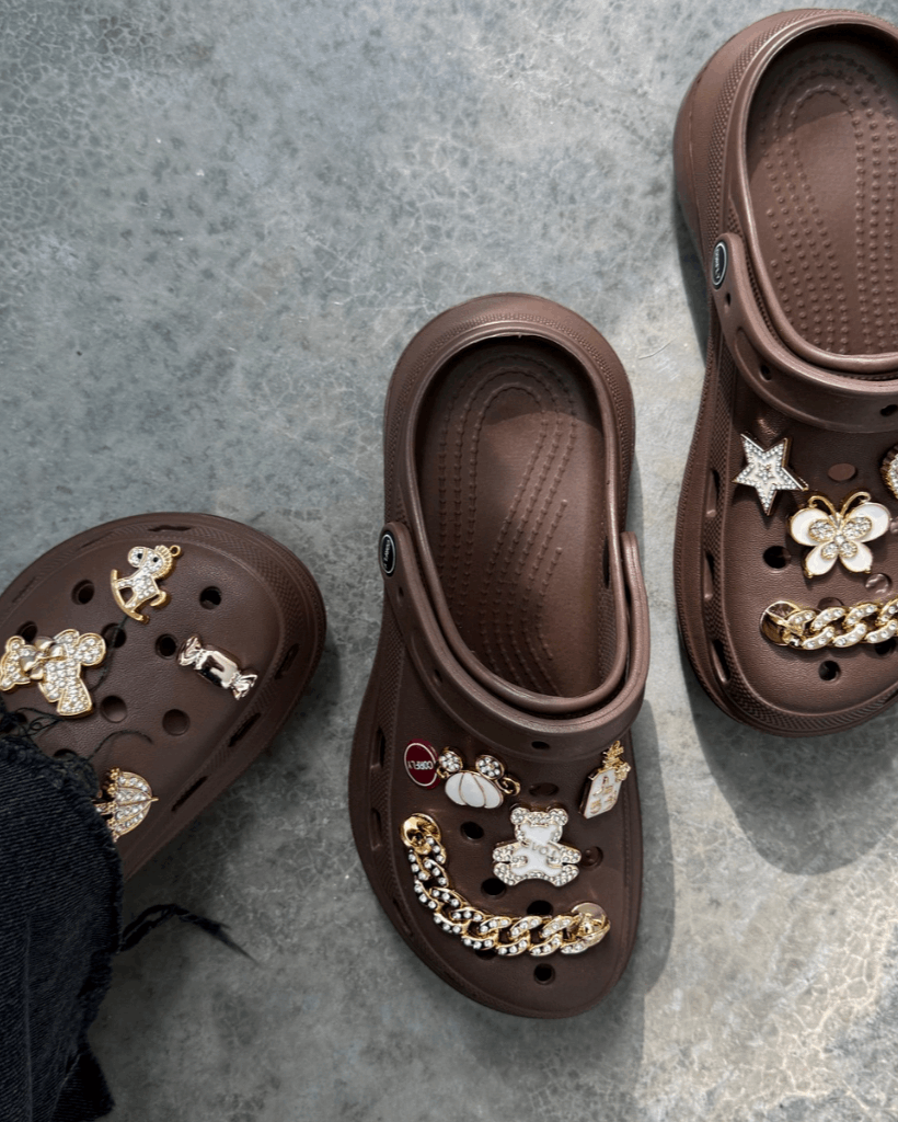 Chinelo Babuche Marrom com Charms Dourados Removíveis