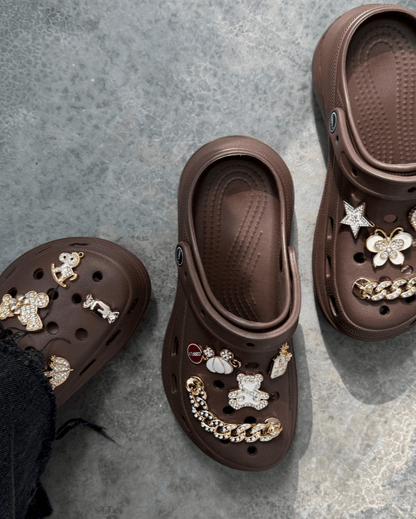 Chinelo Babuche Marrom com Charms Dourados Removíveis