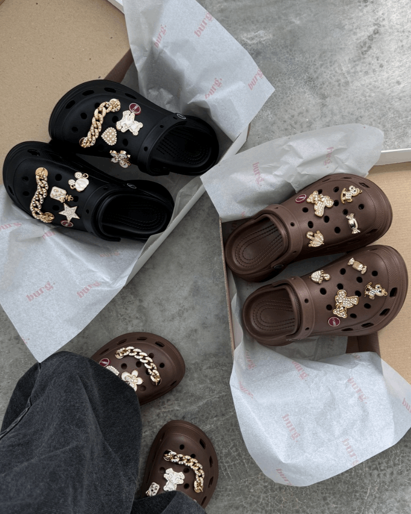 Chinelo Babuche Marrom com Charms Dourados Removíveis