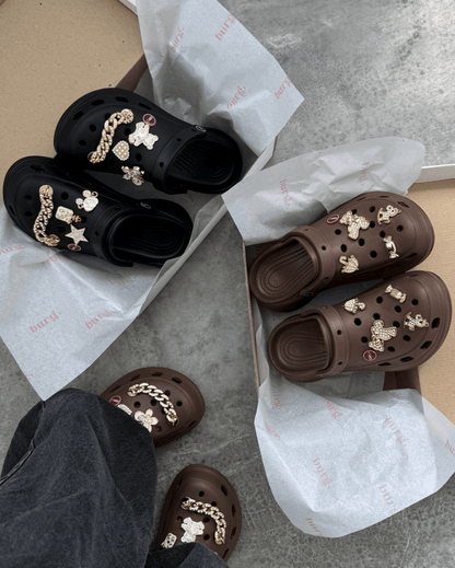 Chinelo Babuche Marrom com Charms Dourados Removíveis