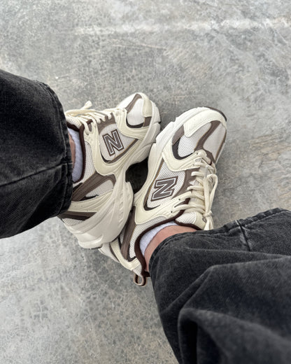 Tênis NB 530 Off White Com Marrom