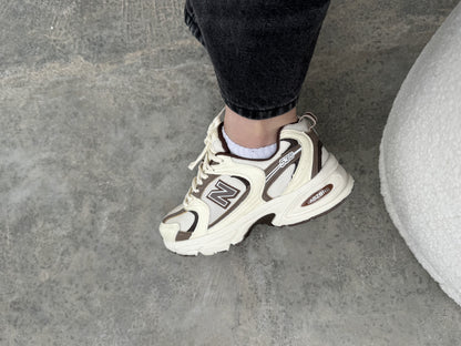 Tênis NB 530 Off White Com Marrom