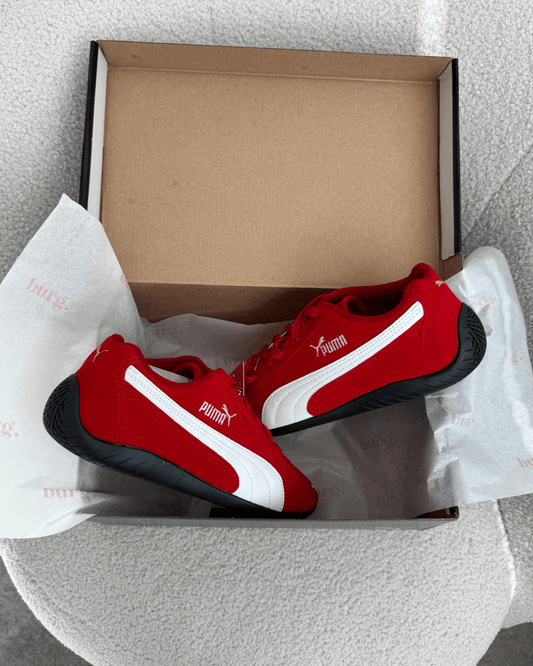 Tênis Speed Cat vermelho feminino em suede com detalhe off-white e logo dourado