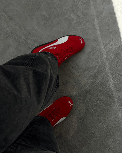 Tênis Speed Cat vermelho feminino em suede com detalhe off-white e logo dourado