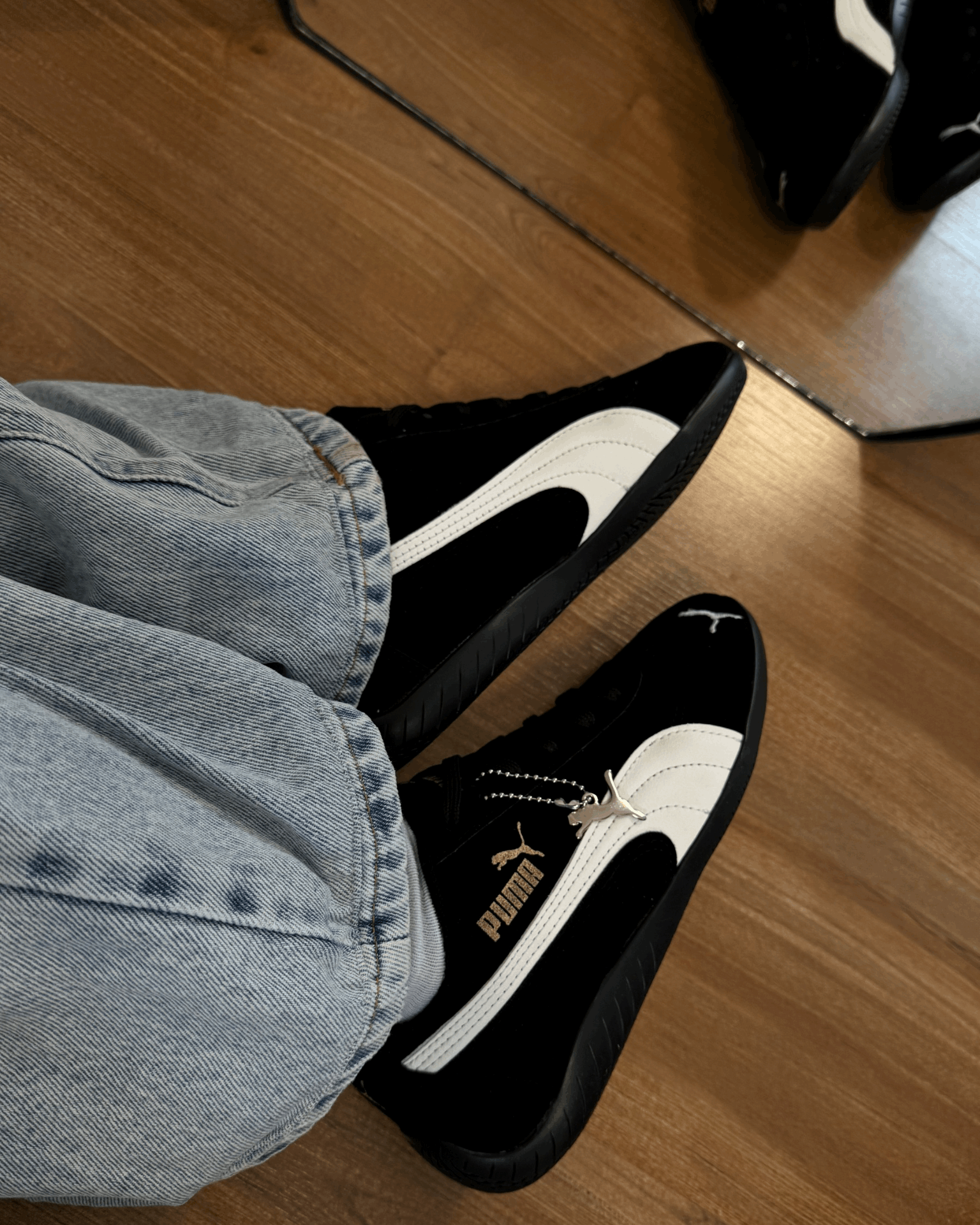 Tênis Speed Cat preto feminino em suede com detalhe off-white e logo dourado

