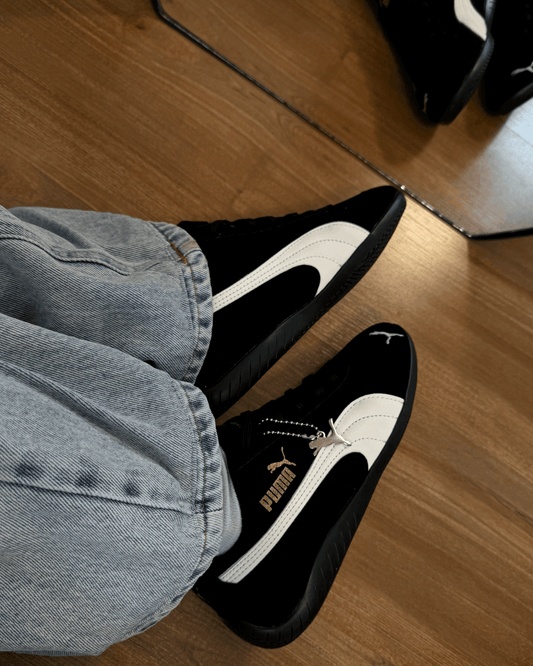 Tênis Speed Cat preto feminino em suede com detalhe off-white e logo dourado

