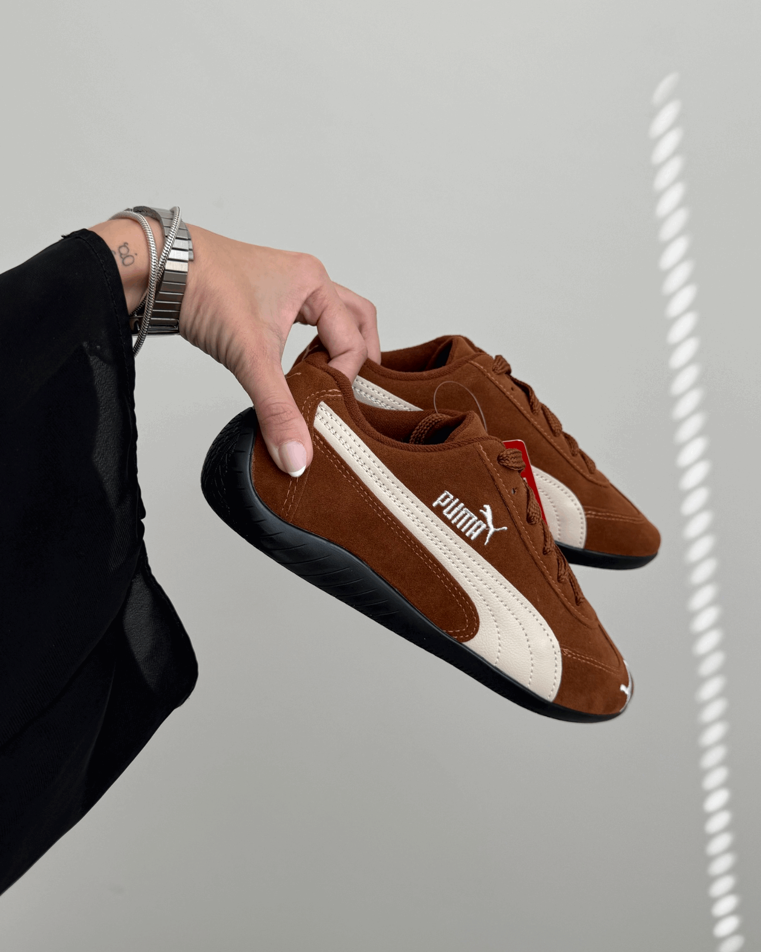 Tênis Speed Cat marrom feminino em suede com solado de borracha