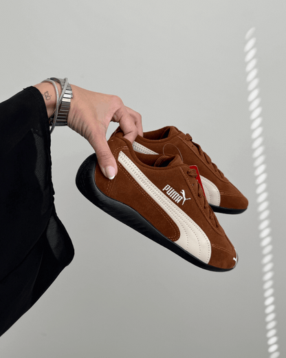 Tênis Speed Cat marrom feminino em suede com solado de borracha