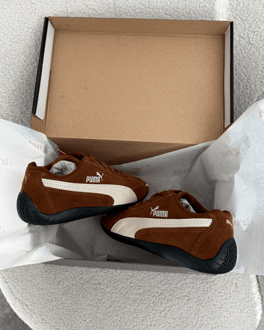 Tênis Speed Cat marrom feminino em suede com solado de borracha
