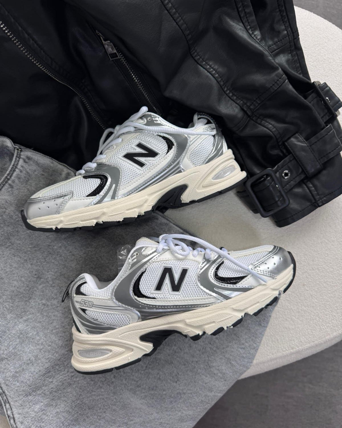Tênis NB 530 Off White com Prata