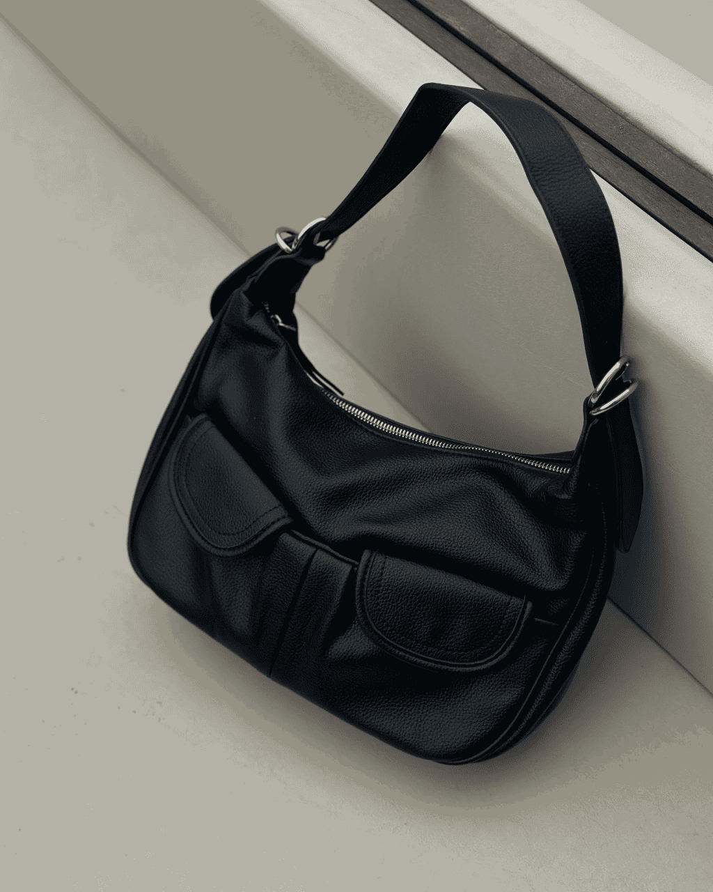 Bolsa Antonella Feminina em Couro Sintético com Duas Alças – Cores Preto e Marrom