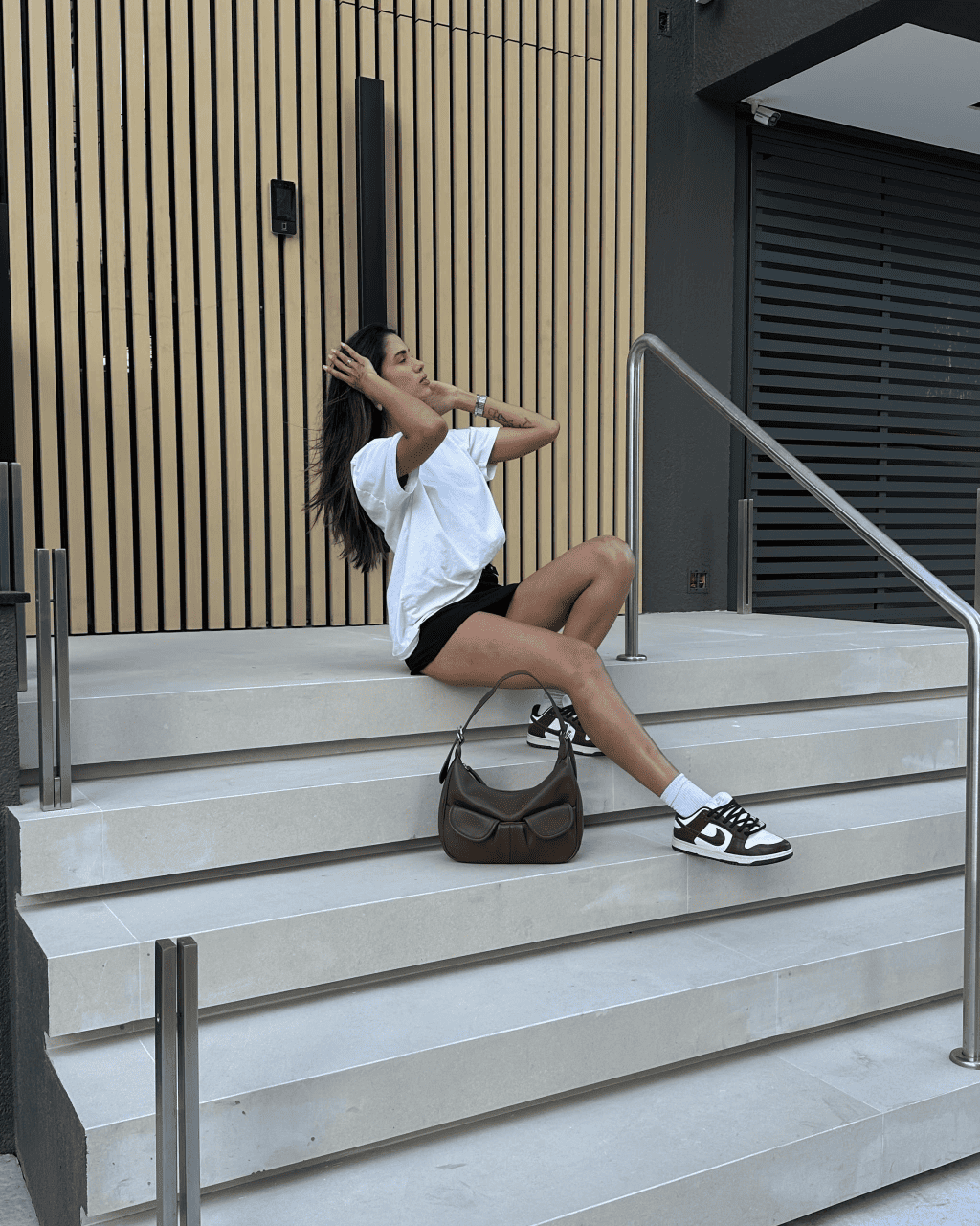 Bolsa Antonella Feminina em Couro Sintético com Duas Alças – Cores Preto e Marrom