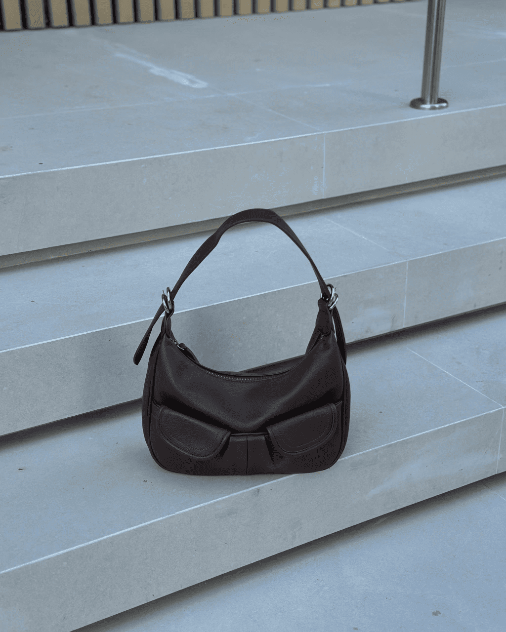 Bolsa Antonella Feminina em Couro Sintético com Duas Alças – Cores Preto e Marrom