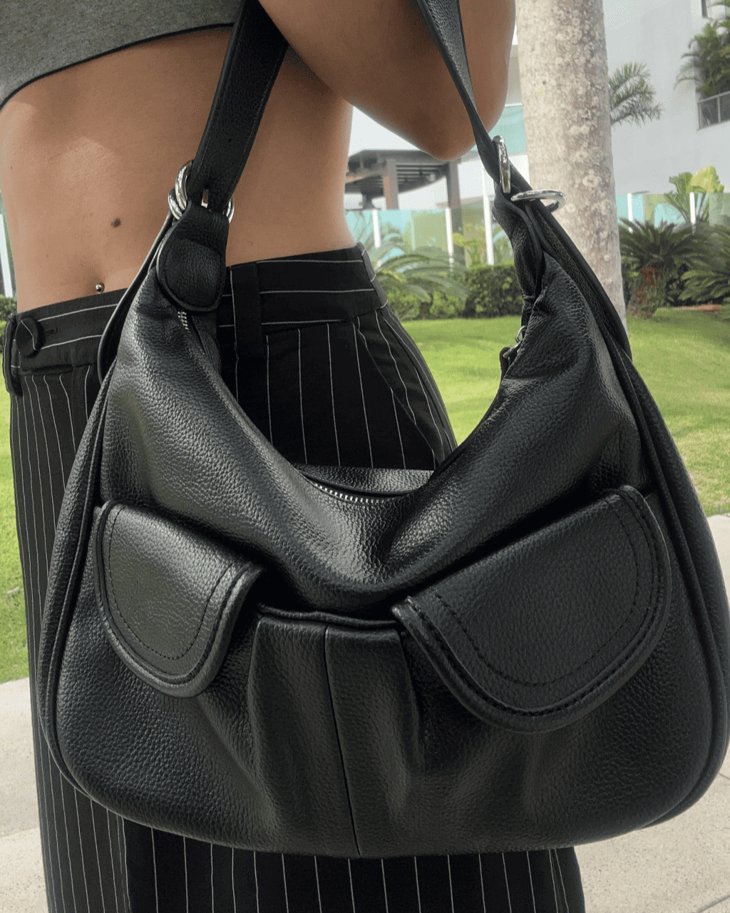 Bolsa Antonella Feminina em Couro Sintético com Duas Alças – Cores Preto e Marrom