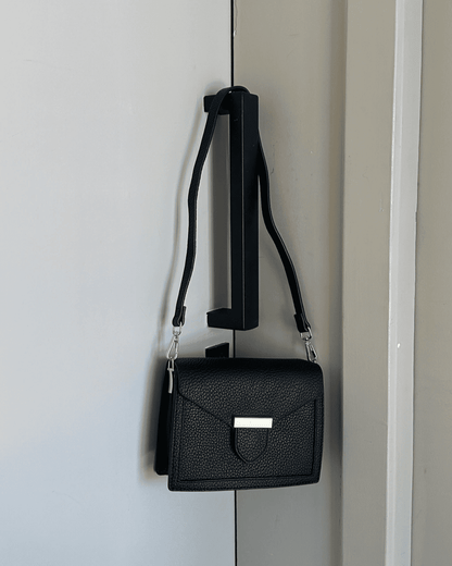 Bolsa Charlotte Preta Feminina com Alça Regulável em Couro Sintético