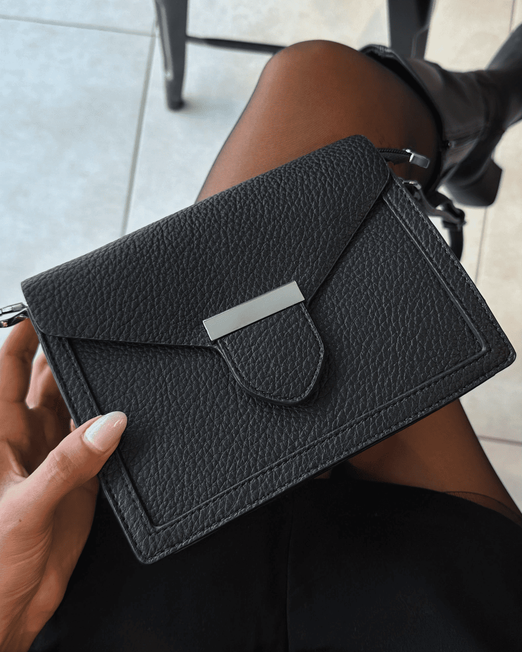 Bolsa Charlotte Preta Feminina com Alça Regulável em Couro Sintético