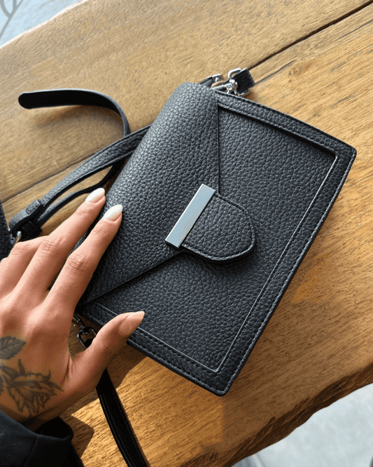 Bolsa Charlotte Preta Feminina com Alça Regulável em Couro Sintético