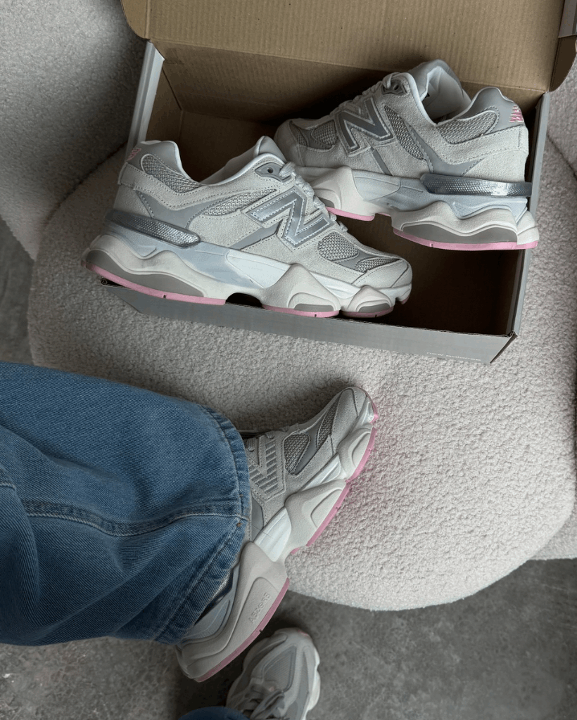 Tênis NB 9060 cinza feminino em camurça com solado anatômico rosa