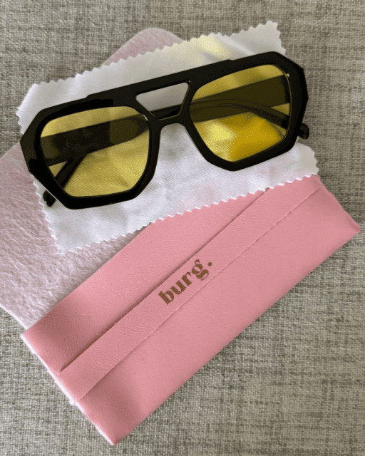 Óculos de sol preto geométrico com lentes amarelas estilo futurista Theo