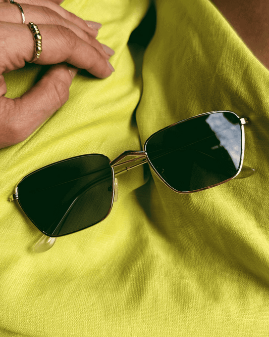 Óculos de Sol Zoe Feminino com Armação Dourada e Lentes Escuras UV