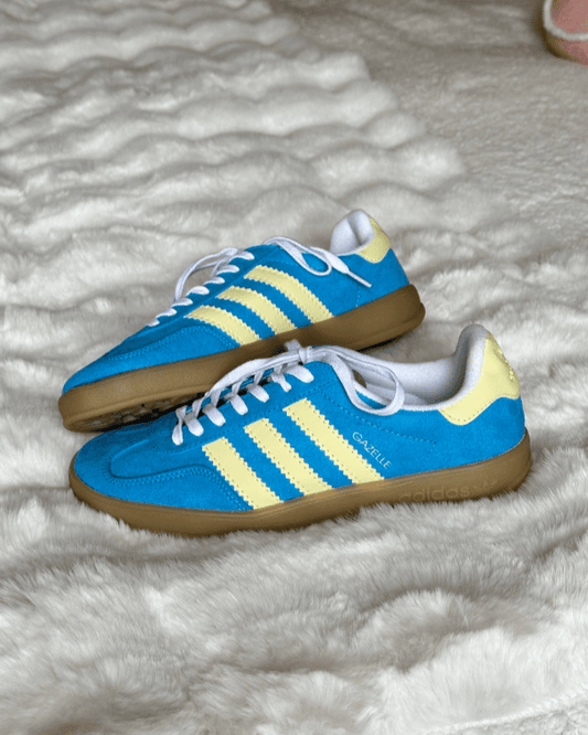 Tênis Gazelle Indoor azul com detalhes amarelo manteiga e solado caramelo