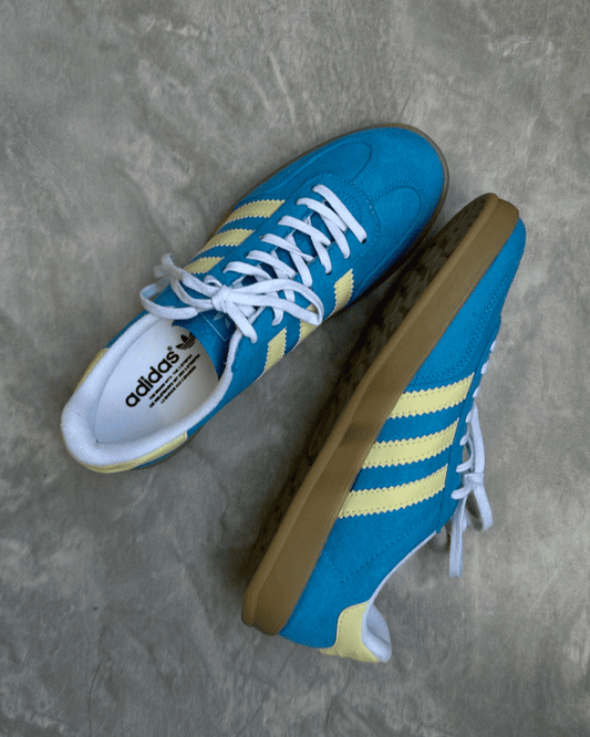 Tênis Gazelle Indoor azul com detalhes amarelo manteiga e solado caramelo