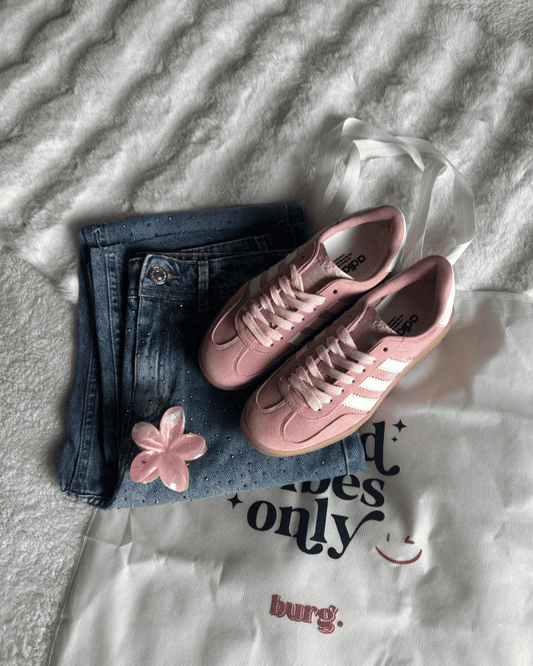 Tênis Gazelle Indoor rosa baby com solado caramelo e detalhes brancos