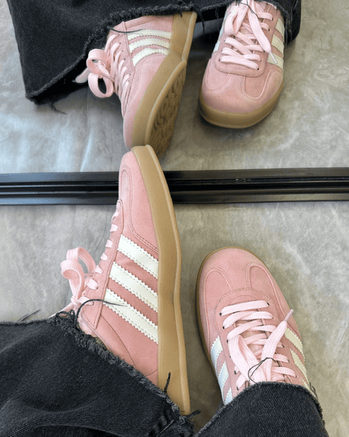 Tênis Gazelle Indoor rosa baby com solado caramelo e detalhes brancos