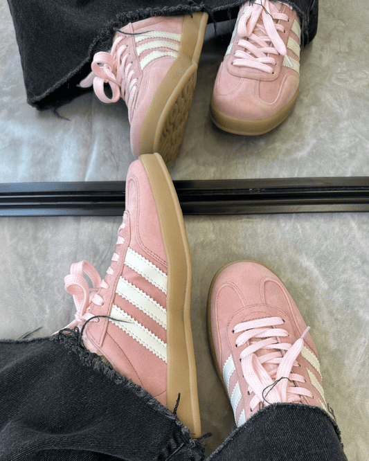 Tênis Gazelle Indoor rosa baby com solado caramelo e detalhes brancos