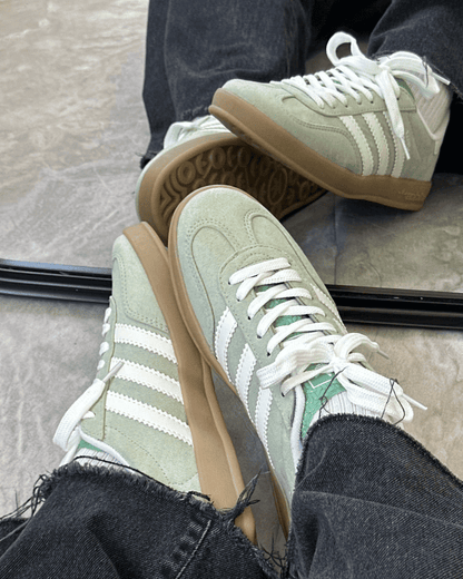 Tênis Gazelle Indoor Verde Menta Feminino com cabedal em camurça e solado caramelo