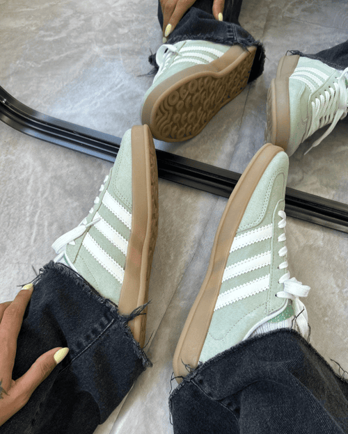 Tênis Gazelle Indoor Verde Menta Feminino com cabedal em camurça e solado caramelo