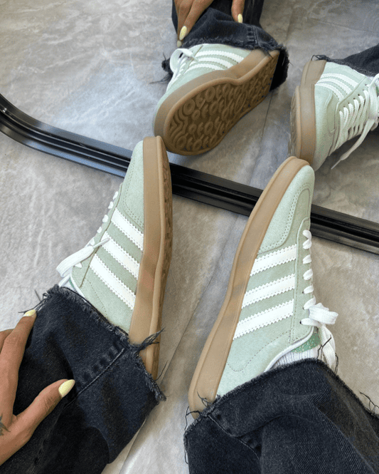 Tênis Gazelle Indoor Verde Menta Feminino com cabedal em camurça e solado caramelo