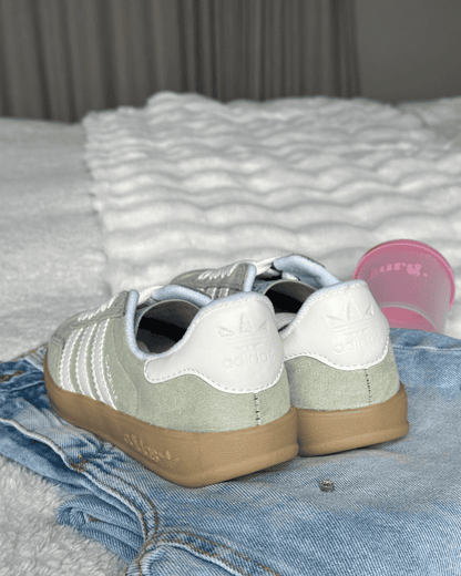 Tênis Gazelle Indoor Verde Menta Feminino com cabedal em camurça e solado caramelo