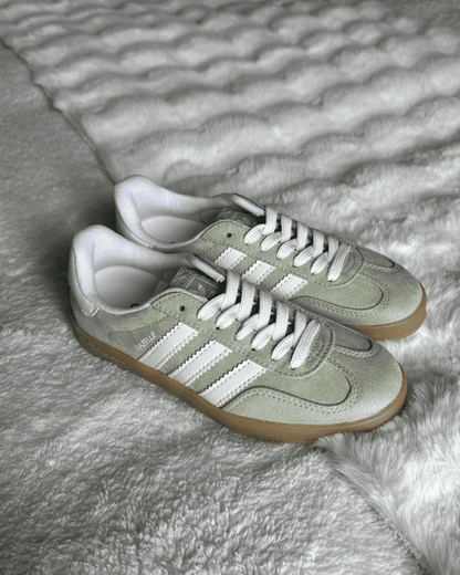 Tênis Gazelle Indoor Verde Menta Feminino com cabedal em camurça e solado caramelo