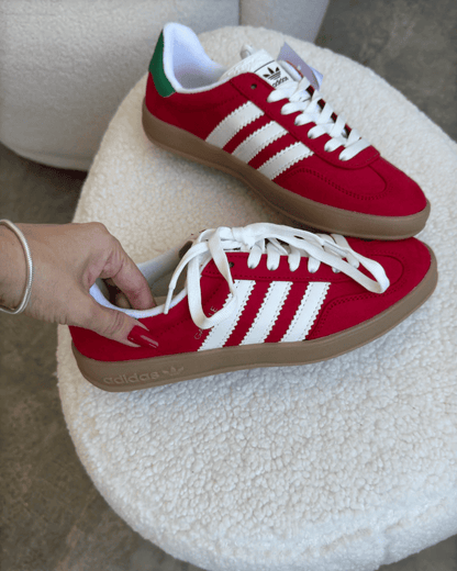 Tênis Gazelle Indoor vermelho com listras brancas e detalhe verde no calcanhar