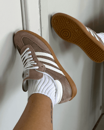 Tênis Samba Cardboard Nude Feminino em tecido knit e camurça com sola de borracha